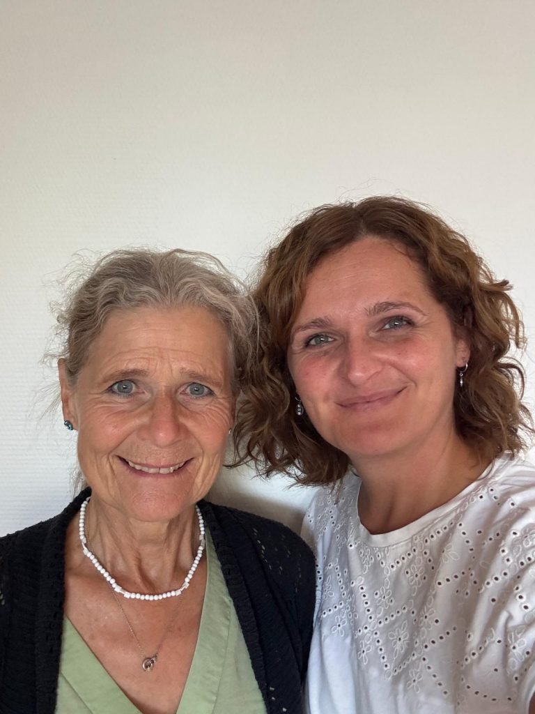 Corinna Opitz-Tholl und Teresa Kling gemeinsam in der Praxis